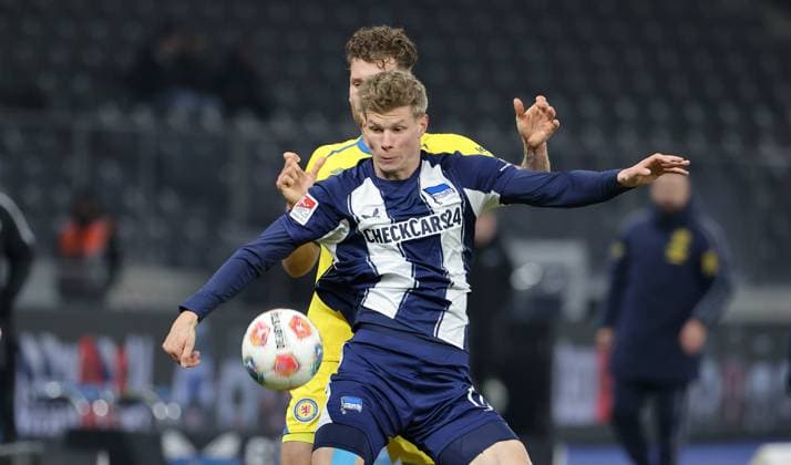 Luca Schuler on the ball, Kevin Ehlers duel Match scene Action Sport Football Soccer DFL 2 Bundesliga Men 13 Matchday Season 2025 2026 21 11 2025 Hertha BSC Berlin vs Eintracht Braunschweig BTSV DFL regulations prohibit any use of photographs as image sequences and or quasi video