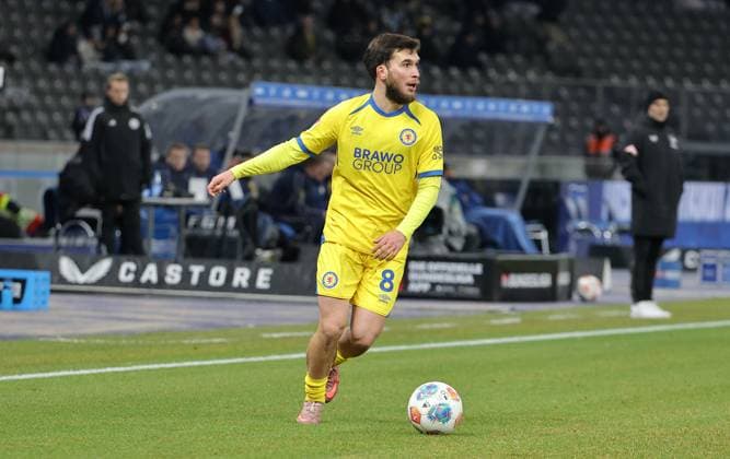 Mehmet Aydin on the ball Single image Crop action Sport Soccer Football DFL 2 Bundesliga Men 13 Matchday Season 2025 2026 21 11 2025 Hertha BSC Berlin vs Eintracht Braunschweig BTSV DFL regulations prohibit any use of photographs as image sequences and or quasi video