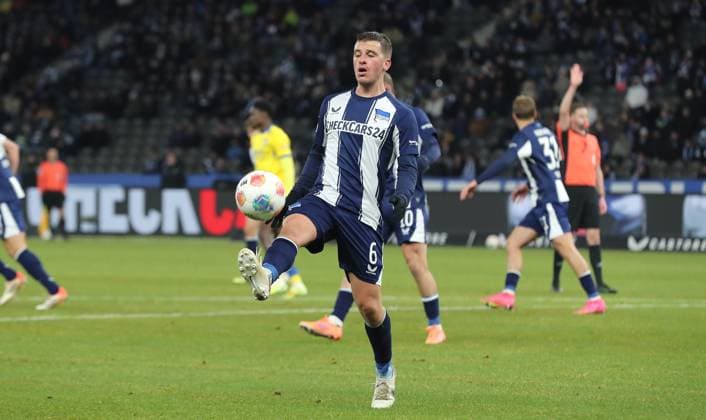 Diego Demme on the ball Single image Crop action Sport Soccer Football DFL 2 Bundesliga Men 13 Matchday Season 2025 2026 21 11 2025 Hertha BSC Berlin vs Eintracht Braunschweig BTSV DFL regulations prohibit any use of photographs as image sequences and or quasi video