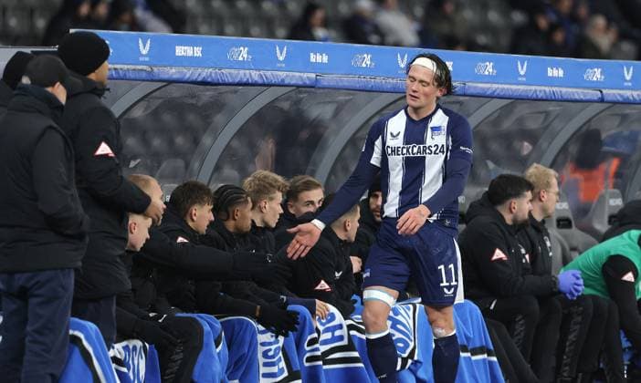 Substitution Fabian Reese Action Upper body Sport Soccer Football DFL 2 Bundesliga Men 13 Matchday Season 2025 2026 21 11 2025 Hertha BSC Berlin vs Eintracht Braunschweig BTSV DFL regulations prohibit any use of photographs as image sequences and or quasi video