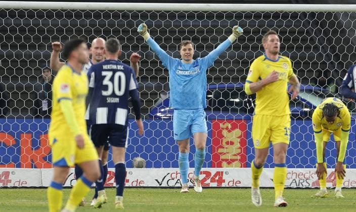 Goalkeeper Tjark Ernst, Toni Leistner, Paul Seguin cheers after the end of the match Joy Emotion Cheering Sport Soccer Football DFL 2 Bundesliga Men 13 Matchday Season 2025 2026 21 11 2025 Hertha BSC Berlin vs Eintracht Braunschweig BTSV DFL regulations prohibit any use of photographs as image sequences and or quasi video