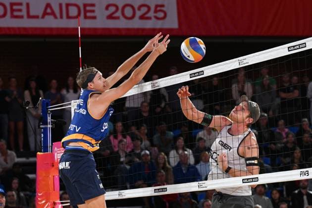 251122 Jonatan Hellvig of Sweden blocks during The Beach Volleyball World Championships Semi Final on November 22, 2025 in Adelaide Photo Michael Errey BILDBYRAN kod XY XY0085 beachvolleyboll beach volleyball sandvolleyball world championships semi finals bbeng semifinal  Copyright: MichaelxErrey BB251122BB308