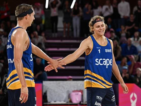 251122 Jonatan Hellvig and David Ahman of Sweden between points during The Beach Volleyball World Championships Semi Final on November 22, 2025 in Adelaide Photo Michael Errey BILDBYRAN kod XY XY0085 beachvolleyboll beach volleyball sandvolleyball world championships semi finals bbeng semifinal  Copyright: MichaelxErrey BB251122BB336