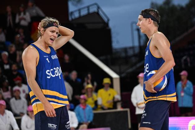 251122 Jonatan Hellvig and David Ahman of Sweden frustrated on losing a point during The Beach Volleyball World Championships Semi Final on November 22, 2025 in Adelaide Photo Michael Errey BILDBYRAN kod XY XY0085 beachvolleyboll beach volleyball sandvolleyball world championships semi finals bbeng semifinal  Copyright: MichaelxErrey BB251122BB341