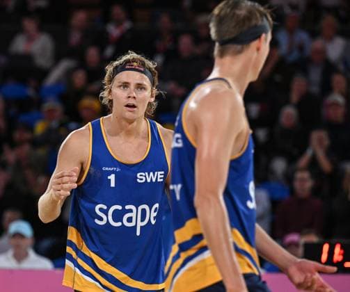 251122 David Ahman of Sweden encourages Jonatan Hellvig of Sweden during The Beach Volleyball World Championships Semi Final on November 22, 2025 in Adelaide Photo Michael Errey BILDBYRAN kod XY XY0085 beachvolleyboll beach volleyball sandvolleyball world championships semi finals bbeng semifinal  Copyright: MichaelxErrey BB251122BB347