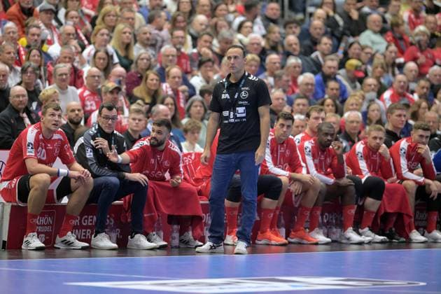 Roberto Garcia Parrondo Coach MT Melsungen in front of the bench, Uladsislau Kulesch MT Melsungen 20 L , Isaias Guadiola Villaplana Co Coach MT Melsungen , Mohamed Amine Darmoul MT Melsungen 71 , GER, MT Melsungen SG Flensburg Handewitt, Handball, 1 Bundesliga, Matchday 13, Season 2025 2026, 21 11 2025, GER, MT Melsungen SG Flensburg Handewitt, Handball, 1 Bundesliga, Matchday 13, Season 2025 2026, 21 11 2025 Kassel Copyright: xEibner-Pressefotox xRolandxSippelx EP_RSL