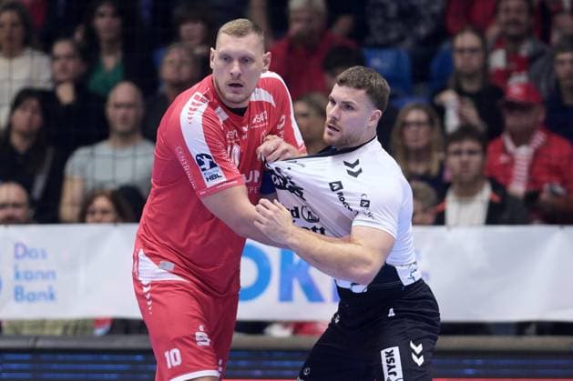 Dainis Kristopans MT Melsungen 10 and Johannes Golla SG Flensburg Handewitt 4 , GER, MT Melsungen SG Flensburg Handewitt, Handball, 1 Bundesliga, 13 Matchday, Season 2025 2026, 21 11 2025, GER, MT Melsungen SG Flensburg Handewitt, Handball, 1 Bundesliga, 13 Matchday, Season 2025 2026, 21 11 2025 Kassel Copyright: xEibner-Pressefotox xRolandxSippelx EP_RSL