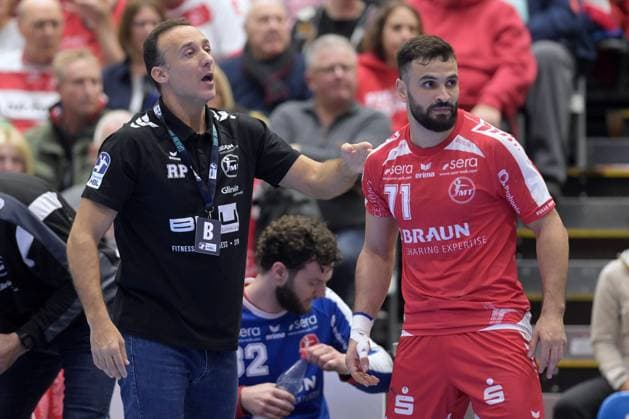 Roberto Garcia Parrondo Coach MT Melsungen , Mohamed Amine Darmoul MT Melsungen 71 , GER, MT Melsungen SG Flensburg Handewitt, Handball, 1 Bundesliga, 13 Matchday, Season 2025 2026, 21 11 2025, GER, MT Melsungen SG Flensburg Handewitt, Handball, 1 Bundesliga, 13 Matchday, Season 2025 2026, 21 11 2025 Kassel Copyright: xEibner-Pressefotox xRolandxSippelx EP_RSL