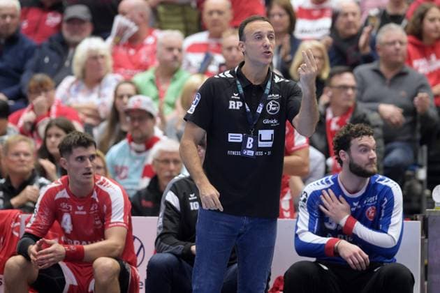 Roberto Garcia Parrondo Coach MT Melsungen , Nikolaj Enderleit MT Melsungen 4 L , Laszlo Bartucz Goalkeeper MT Melsungen 61 R on the bench , GER, MT Melsungen SG Flensburg Handewitt, Handball, 1 Bundesliga, 13 Matchday, Season 2025 2026, 21 11 2025, GER, MT Melsungen SG Flensburg Handewitt, Handball, 1 Bundesliga, 13 Matchday, Season 2025 2026, 21 11 2025 Kassel Copyright: xEibner-Pressefotox xRolandxSippelx EP_RSL