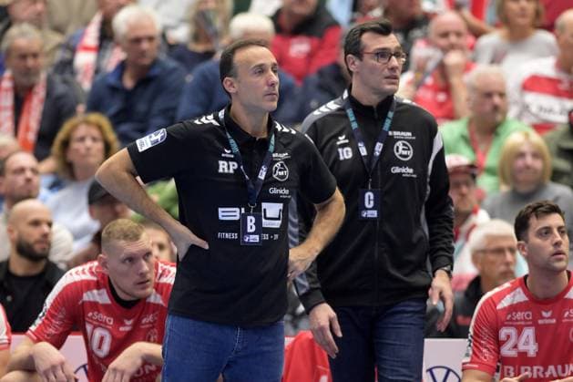 Roberto Garcia Parrondo Coach MT Melsungen , Isaias Guadiola Villaplana Co Coach MT Melsungen , Dainis Kristopans MT Melsungen 10 L , Alexandre Cavalcanti MT Melsungen 24 , GER, MT Melsungen SG Flensburg Handewitt, Handball, 1 Bundesliga, 13 Matchday, Season 2025 2026, 21 11 2025, GER, MT Melsungen SG Flensburg Handewitt, Handball, 1 Bundesliga, 13 Matchday, Season 2025 2026, 21 11 2025 Kassel Copyright: xEibner-Pressefotox xRolandxSippelx EP_RSL