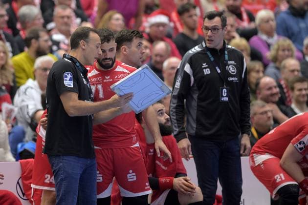 Roberto Garcia Parrondo Coach MT Melsungen , Mohamed Amine Darmoul MT Melsungen 71 , Isaias Guadiola Villaplana Co Coach MT Melsungen , GER, MT Melsungen SG Flensburg Handewitt, Handball, 1 Bundesliga, 13 Matchday, Season 2025 2026, 21 11 2025, GER, MT Melsungen SG Flensburg Handewitt, Handball, 1 Bundesliga, 13 Matchday, Season 2025 2026, 21 11 2025 Kassel Copyright: xEibner-Pressefotox xRolandxSippelx EP_RSL