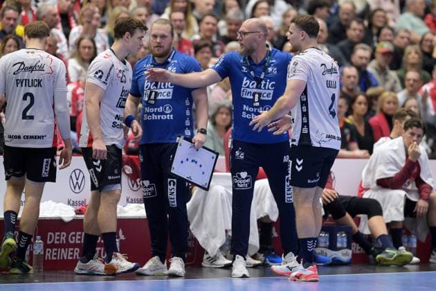 Simon Pytlick SG Flensburg Handewitt 2 , Lukas Lindhard Joergensen SG Flensburg Handewitt 25 , Simon Hennig SG Flensburg Handewitt , Ales Pajovic Coach SG Flensburg Handewitt , Johannes Golla SG Flensburg Handewitt 4 R , GER, MT Melsungen SG Flensburg Handewitt, Handball, 1 Bundesliga, 13 Matchday, Season 2025 2026, 21 11 2025, GER, MT Melsungen SG Flensburg Handewitt, Handball, 1 Bundesliga, 13 Matchday, Season 2025 2026, 21 11 2025 Kassel Copyright: xEibner-Pressefotox xRolandxSippelx EP_RSL
