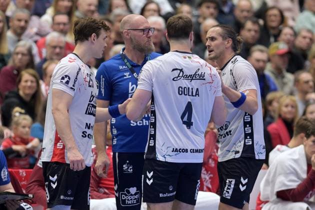 Lukas Lindhard Joergensen SG Flensburg Handewitt 25 , Ales Pajovic Coach SG Flensburg Handewitt , Johannes Golla SG Flensburg Handewitt 4 , Kent Robin Toennesen SG Flensburg Handewitt 23 R , GER, MT Melsungen SG Flensburg Handewitt, Handball, 1 Bundesliga, Matchday 13, Season 2025 2026, 21 11 2025, GER, MT Melsungen SG Flensburg Handewitt, Handball, 1 Bundesliga, Matchday 13, Season 2025 2026, 21 11 2025 Kassel Copyright: xEibner-Pressefotox xRolandxSippelx EP_RSL