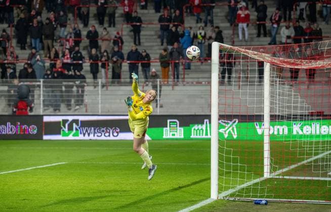 Soccer, Women, Season 2025 2026, Google Pixel Women Bundesliga 11 Matchday , 1 FC Union Berlin Hamburger SV 1 1 , Save by goalkeeper Larissa Haidner Hamburger SV , 21 11 2025, Copyright: xMatthiasxKochx