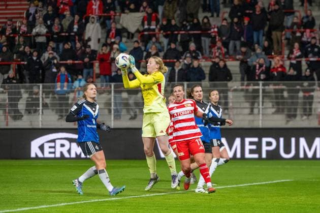 Soccer, Women, Season 2025 2026, Google Pixel Women Bundesliga 11 Matchday , 1 FC Union Berlin Hamburger SV 1 1 , save by goalkeeper Larissa Haidner Hamburger SV , right Dina Orschmann 1 Women 1 FC Union , 21 11 2025, Copyright: xMatthiasxKochx