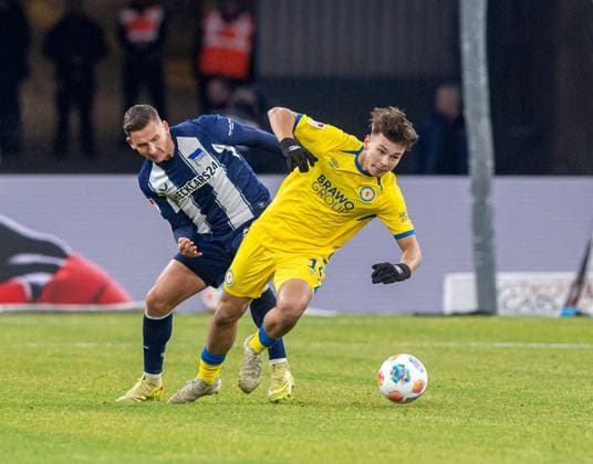 Soccer, Men, Season 2025 2026, 2 Bundesliga 13 Matchday , Hertha BSC Eintracht Braunschweig, v l Paul Seguin Hertha BSC , Max Marie Braunschweig , 21 11 2025, Copyright: xSebastianxRäppold MatthiasxKochx