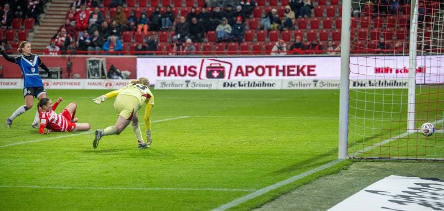 Soccer, Women, Season 2025 2026, Google Pixel Women Bundesliga 11 Matchday , 1 FC Union Berlin Hamburger SV 1 1 , Sophie Weidauer 2 v l , 1 Women 1 FC Union scores the goal for 1 0 against goalkeeper Larissa Haidner Hamburger SV , 21 11 2025, Copyright: xMatthiasxKochx