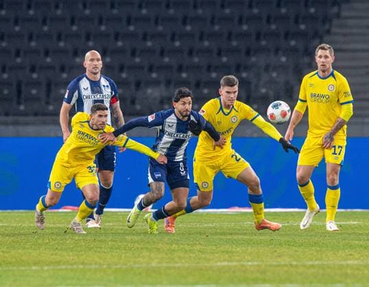 Soccer, Men, Season 2025 2026, 2 Bundesliga 13 Matchday , Hertha BSC Eintracht Braunschweig, f l Robin Heußer Braunschweig , Kevin Sessa Hertha BSC , Robert Ramsak Braunschweig , Sebastian Polter Braunschweig , 21 11 2025, Copyright: xSebastianxRäppold MatthiasxKochx