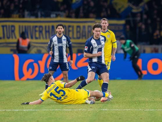 Soccer, Men, Season 2025 2026, 2 Bundesliga 13 Matchday , Hertha BSC Eintracht Braunschweig, v l Max Marie Braunschweig , Linus Gechter Hertha BSC , 21 11 2025, Copyright: xSebastianxRäppold MatthiasxKochx