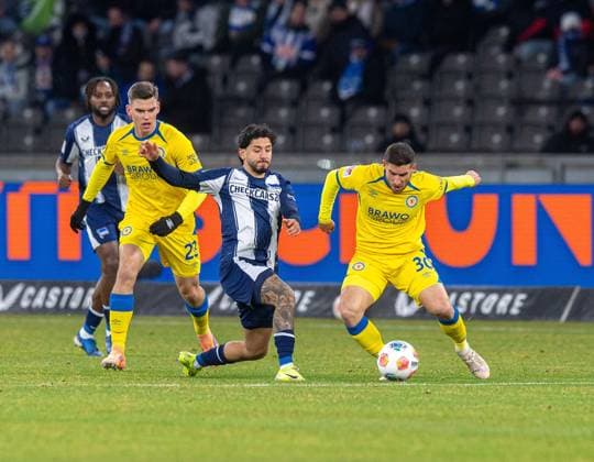 Soccer, Men, Season 2025 2026, 2 Bundesliga 13 Matchday , Hertha BSC Eintracht Braunschweig, f l Robert Ramsak Braunschweig , Kevin Sessa Hertha BSC , Robin Heußer Braunschweig , 21 11 2025, Copyright: xSebastianxRäppold MatthiasxKochx