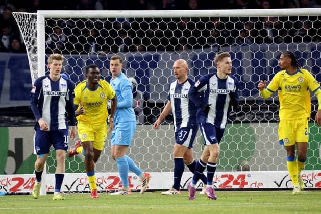 DEU, DFL, 2 FBL, Hertha BSC vs Eintracht Braunschweig, 21 11 2025, Berliner Olympiastadion, Berlin, DEU, DFL, 2 FBL, Hertha BSC vs Eintracht Braunschweig, pictured Tjark Ernst Hertha BSC Berlin 1 , Luca Schuler Hertha BSC Berlin 18 , Marten Winkler Hertha BSC Berlin 22 , Toni Leistner Hertha BSC Berlin 37 , PATRICK NKOA Eintracht Braunschweig 3 , Sidi Sane Eintracht Braunschweig 24 DFL regulations prohibit any use of Photographs as image sequences and or quasi video nordphotoxGmbHx xEngler nph00076