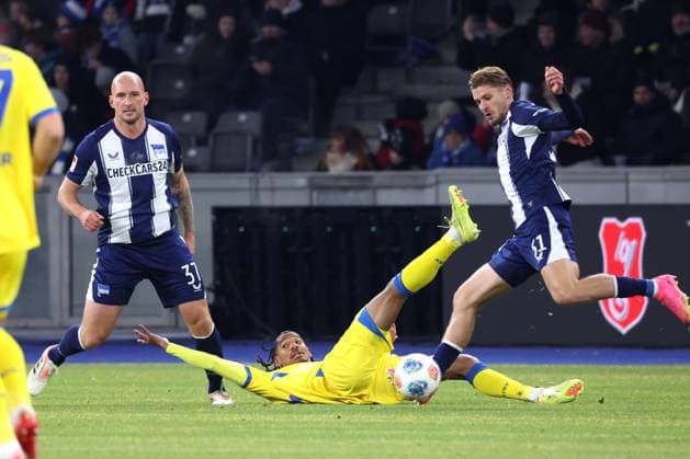 DEU, DFL, 2 FBL, Hertha BSC vs Eintracht Braunschweig, 21 11 2025, Berliner Olympiastadion, Berlin, DEU, DFL, 2 FBL, Hertha BSC vs Eintracht Braunschweig, im Bild Toni Leistner Hertha BSC Berlin 37 , Marton Dardai Hertha BSC Berlin 31 , Jon Dabur Thorsteinsson Hertha BSC Berlin 24 DFL regulations prohibit any use of Photographs as image sequences and or quasi video nordphotoxGmbHx xEngler nph00076
