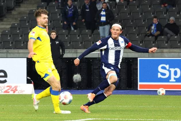 DEU, DFL, 2 FBL, Hertha BSC vs Eintracht Braunschweig, 21 11 2025, Berliner Olympiastadion, Berlin, DEU, DFL, 2 FBL, Hertha BSC vs Eintracht Braunschweig, pictured Fabian Reese Hertha BSC Berlin 11 , Kevin Ehlers Eintracht Braunschweig 21 DFL regulations prohibit any use of Photographs as image sequences and or quasi video nordphotoxGmbHx xEngler nph00076