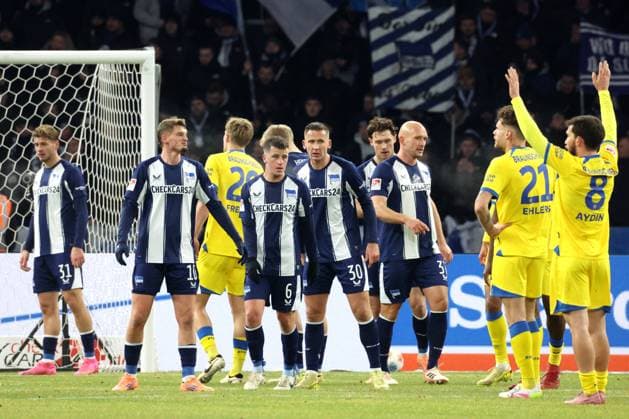DEU, DFL, 2 FBL, Hertha BSC vs Eintracht Braunschweig, 21 11 2025, Berliner Olympiastadion, Berlin, DEU, DFL, 2 FBL, Hertha BSC vs Eintracht Braunschweig, in the picture Hertha player circle, Marton Dardai Hertha BSC Berlin 31 , Luca Schuler Hertha BSC Berlin 18 , Diego Demme Hertha BSC Berlin 6 , Paul Seguin Hertha BSC Berlin 30 , Linus Gechter Hertha BSC Berlin 44 , LUKAS FRENKERT Eintracht Braunschweig 29 , Kevin Ehlers Eintracht Braunschweig 21 , MEHMET CAN AYDIN Eintracht Braunschweig 8 DFL regulations prohibit any use of Photographs as image sequences and or quasi video nordphotoxGmbHx xEngler nph00076