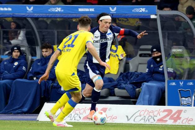 DEU, DFL, 2 FBL, Hertha BSC vs Eintracht Braunschweig, 21 11 2025, Berliner Olympiastadion, Berlin, DEU, DFL, 2 FBL, Hertha BSC vs Eintracht Braunschweig, pictured Fabian Reese Hertha BSC Berlin 11 , Kevin Ehlers Eintracht Braunschweig 21 DFL regulations prohibit any use of Photographs as image sequences and or quasi video nordphotoxGmbHx xEngler nph00076