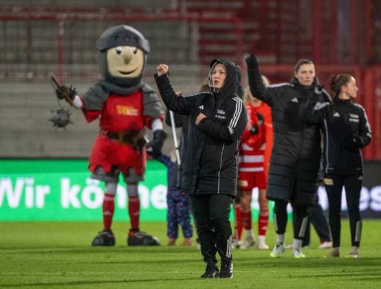 Soccer, Women, Season 2025 2026, Google Pixel Women Bundesliga 11 Matchday , 1 FC Union Berlin Hamburger SV 1 1 , v l Mascot Ritter Keule 1 FC Union , Dina Orschmann 1 Women 1 FC Union , Disappointment after final whistle, 21 11 2025, Copyright: xMatthiasxKochx
