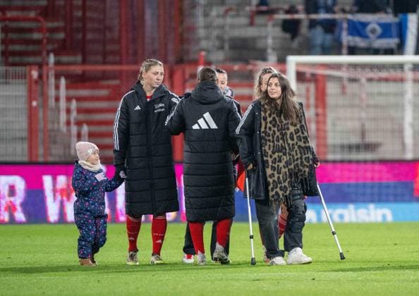 Soccer, Women, Season 2025 2026, Google Pixel Women Bundesliga 11 Matchday , 1 FC Union Berlin Hamburger SV 1 1 , right Korina Janez 1 Women 1 FC Union with crutches, 21 11 2025, Copyright: xMatthiasxKochx