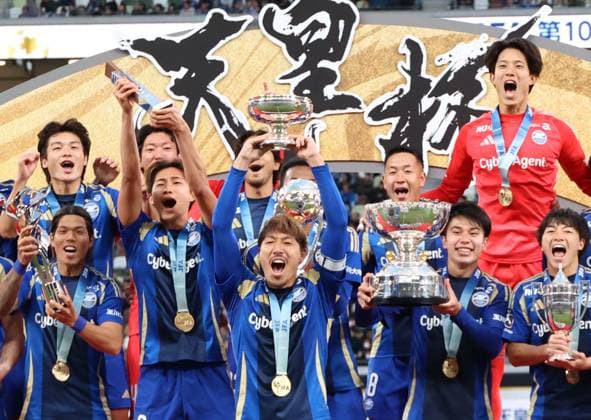 November 22, 2025, Tokyo, Japan - FC Machida Zelvia captain Gen Shoji (C) raises the Emperor s Cup with the team members as the team won the Emperor s Cup Japan Football Championship at Japan s national stadium in Tokyo on Saturday, November 22, 2025. FC Machida Zelvia defeated Vissel Kobe in the final 3-1 and cliched the first victory of the championship. (photo by Yoshio Tsunoda AFLO) Noxthirdxpartyxsales  aflo_311184261