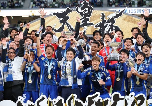 November 22, 2025, Tokyo, Japan - FC Machida Zelvia president Susumu Fujita of Cyberagent president (C) raises the Emperor s Cup with the team members as the team won the Emperor s Cup Japan Football Championship at Japan s national stadium in Tokyo on Saturday, November 22, 2025. FC Machida Zelvia defeated Vissel Kobe in the final 3-1 and cliched the first victory of the championship. (photo by Yoshio Tsunoda AFLO) Noxthirdxpartyxsales  aflo_311184265