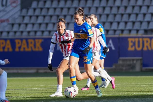 Nicole Ojukwu SC Freiburg, 06 in duel with Noemi Gentile FC Carl Zeiss Jena Women, 25 , Germany, Soccer, GooglePixel Women Bundesliga, 11 Matchday, 2025 2026, SC Freiburg vs FC Carl Zeiss Jena, 22 11 2025, Dreisamstadion, Freiburg, Germany DFB REGULATIONS PROHIBIT ANY USE OF PHOTOGRAPHS AS IMAGE SEQUENCES AND OR QUASI VIDEO Freiburg Dreisamstadion Baden Wuerttemberg Germany Copyright: xArnexAmbergx