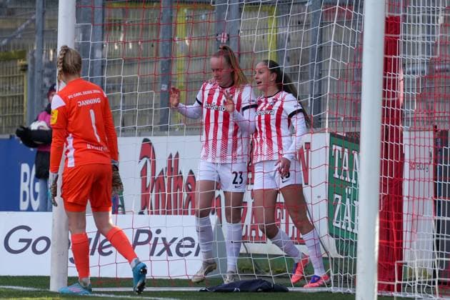 Luca Birkholz SC Freiburg, 23 scores a goal against her former club and gives up a goal celebration, Maj Schneider SC Freiburg, 15 , Germany, Soccer, GooglePixel Womens Bundesliga, 11 Matchday, 2025 2026, SC Freiburg vs FC Carl Zeiss Jena, 22 11 2025, Dreisamstadion, Freiburg, Germany DFB REGULATIONS PROHIBIT ANY USE OF PHOTOGRAPHS AS IMAGE SEQUENCES AND OR QUASI VIDEO Freiburg Dreisamstadion Baden Wuerttemberg Germany Copyright: xArnexAmbergx