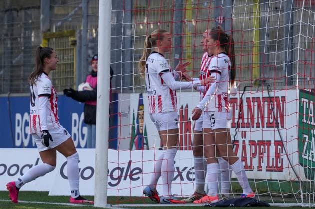 Luca Birkholz SC Freiburg, 23 scores a goal against her former club and gives up a goal celebration, Maj Schneider SC Freiburg, 15 , Germany, Soccer, GooglePixel Womens Bundesliga, 11 Matchday, 2025 2026, SC Freiburg vs FC Carl Zeiss Jena, 22 11 2025, Dreisamstadion, Freiburg, Germany DFB REGULATIONS PROHIBIT ANY USE OF PHOTOGRAPHS AS IMAGE SEQUENCES AND OR QUASI VIDEO Freiburg Dreisamstadion Baden Wuerttemberg Germany Copyright: xArnexAmbergx