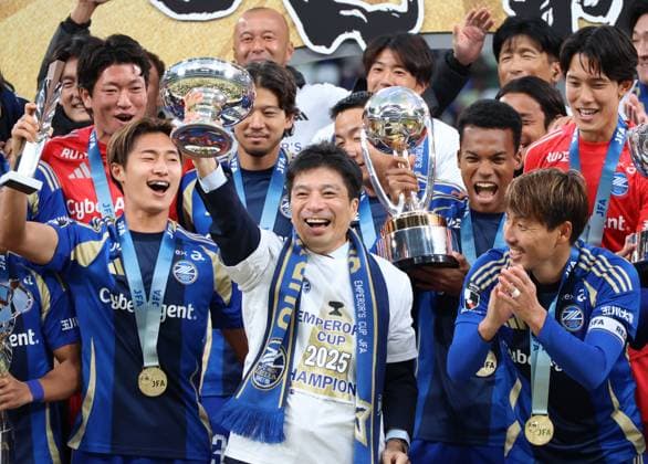 November 22, 2025, Tokyo, Japan - FC Machida Zelvia president Susumu Fujita of Cyberagent president (C) raises the Emperor s Cup with the team members as the team won the Emperor s Cup Japan Football Championship at Japan s national stadium in Tokyo on Saturday, November 22, 2025. FC Machida Zelvia defeated Vissel Kobe in the final 3-1 and cliched the first victory of the championship. (photo by Yoshio Tsunoda AFLO) Noxthirdxpartyxsales  aflo_311184268