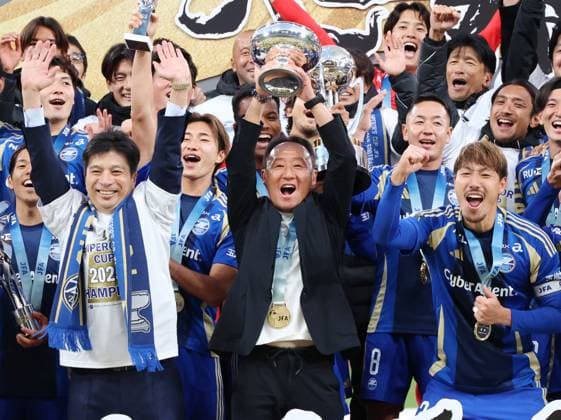 November 22, 2025, Tokyo, Japan - FC Machida Zelvia head coach Go Kuroda (C) raises the Emperor s Cup with the team members as the team won the Emperor s Cup Japan Football Championship at Japan s national stadium in Tokyo on Saturday, November 22, 2025. FC Machida Zelvia defeated Vissel Kobe in the final 3-1 and cliched the first victory of the championship. (photo by Yoshio Tsunoda AFLO) Noxthirdxpartyxsales  aflo_311184270