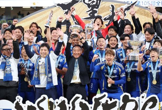 November 22, 2025, Tokyo, Japan - FC Machida Zelvia head coach Go Kuroda (C) raises the Emperor s Cup with the team members as the team won the Emperor s Cup Japan Football Championship at Japan s national stadium in Tokyo on Saturday, November 22, 2025. FC Machida Zelvia defeated Vissel Kobe in the final 3-1 and cliched the first victory of the championship. (photo by Yoshio Tsunoda AFLO) Noxthirdxpartyxsales  aflo_311184274