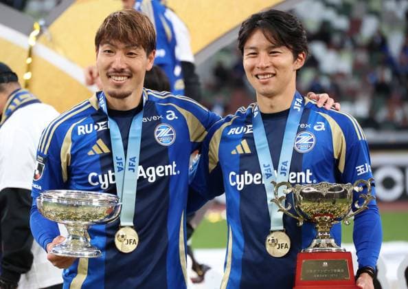 November 22, 2025, Tokyo, Japan - FC Machida Zelvia captain Gen Shoji (L) smiles with his teammate Yuta Nakayama (R) as the team won the Emperor s Cup Japan Football Championship at Japan s national stadium in Tokyo on Saturday, November 22, 2025. FC Machida Zelvia defeated Vissel Kobe in the final 3-1 and cliched the first victory of the championship. (photo by Yoshio Tsunoda AFLO) Noxthirdxpartyxsales  aflo_311184276