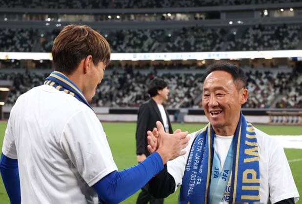 November 22, 2025, Tokyo, Japan - FC Machida Zelvia head coach Go Kuroda (R) shakes hands with captain Gen Shoji (L) as the team won the Emperor s Cup Japan Football Championship at Japan s national stadium in Tokyo on Saturday, November 22, 2025. FC Machida Zelvia defeated Vissel Kobe in the final 3-1 and cliched the first victory of the championship. (photo by Yoshio Tsunoda AFLO) Noxthirdxpartyxsales  aflo_311184280
