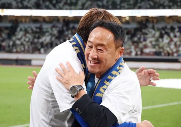 November 22, 2025, Tokyo, Japan - FC Machida Zelvia head coach Go Kuroda (R) hugs with captain Gen Shoji (L) as the team won the Emperor s Cup Japan Football Championship at Japan s national stadium in Tokyo on Saturday, November 22, 2025. FC Machida Zelvia defeated Vissel Kobe in the final 3-1 and cliched the first victory of the championship. (photo by Yoshio Tsunoda AFLO) Noxthirdxpartyxsales  aflo_311184281