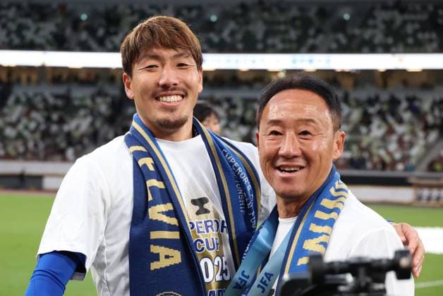 November 22, 2025, Tokyo, Japan - FC Machida Zelvia captain Gen Shoji (L) smiles with head coach Go Kuroda (R) as the team won the Emperor s Cup Japan Football Championship at Japan s national stadium in Tokyo on Saturday, November 22, 2025. FC Machida Zelvia defeated Vissel Kobe in the final 3-1 and cliched the first victory of the championship. (photo by Yoshio Tsunoda AFLO) Noxthirdxpartyxsales  aflo_311184282
