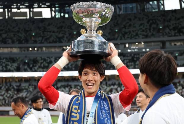 November 22, 2025, Tokyo, Japan - FC Machida Zelvia goalie Kosei Tani (C) raises the Kyodo News Agency Cup as the team won the Emperor s Cup Japan Football Championship at Japan s national stadium in Tokyo on Saturday, November 22, 2025. FC Machida Zelvia defeated Vissel Kobe in the final 3-1 and cliched the first victory of the championship. (photo by Yoshio Tsunoda AFLO) Noxthirdxpartyxsales  aflo_311184283