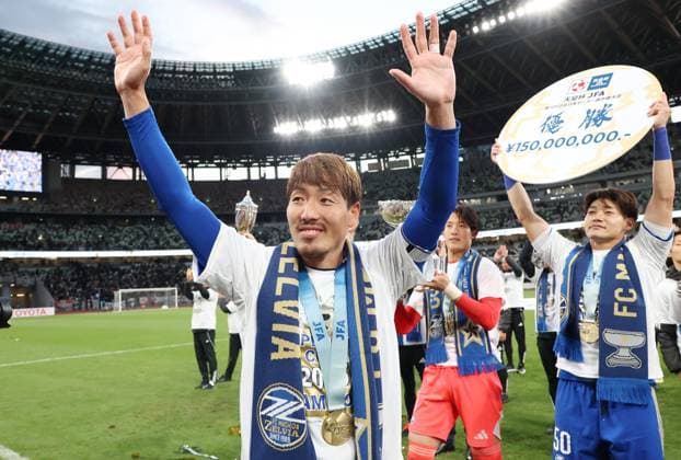 November 22, 2025, Tokyo, Japan - FC Machida Zelvia captain Gen Shoji (C) reacts to his supporters as the team won the Emperor s Cup Japan Football Championship at Japan s national stadium in Tokyo on Saturday, November 22, 2025. FC Machida Zelvia defeated Vissel Kobe in the final 3-1 and cliched the first victory of the championship. (photo by Yoshio Tsunoda AFLO) Noxthirdxpartyxsales  aflo_311184284