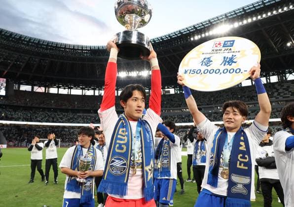 November 22, 2025, Tokyo, Japan - FC Machida Zelvia goalie Kosei Tani (C) raises the Kyodo News Agency Cup as the team won the Emperor s Cup Japan Football Championship at Japan s national stadium in Tokyo on Saturday, November 22, 2025. FC Machida Zelvia defeated Vissel Kobe in the final 3-1 and cliched the first victory of the championship. (photo by Yoshio Tsunoda AFLO) Noxthirdxpartyxsales  aflo_311184291