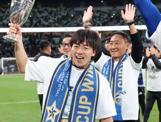November 22, 2025, Tokyo, Japan - FC Machida Zelvia forward Yuki Soma raises the FA Silver Cup as the team won the Emperor s Cup Japan Football Championship at Japan s national stadium in Tokyo on Saturday, November 22, 2025. FC Machida Zelvia defeated Vissel Kobe in the final 3-1 and cliched the first victory of the championship. (photo by Yoshio Tsunoda AFLO) Noxthirdxpartyxsales  aflo_311184294