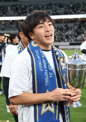 November 22, 2025, Tokyo, Japan - FC Machida Zelvia forward Yuki Soma holds the FA Silver Cup as the team won the Emperor s Cup Japan Football Championship at Japan s national stadium in Tokyo on Saturday, November 22, 2025. FC Machida Zelvia defeated Vissel Kobe in the final 3-1 and cliched the first victory of the championship. (photo by Yoshio Tsunoda AFLO) Noxthirdxpartyxsales  aflo_311184296