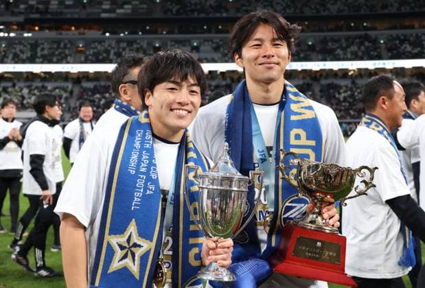 November 22, 2025, Tokyo, Japan - FC Machida Zelvia forward Yuki Soma (L) smiles with his teammate Yuta Nakayama (R) as the team won the Emperor s Cup Japan Football Championship at Japan s national stadium in Tokyo on Saturday, November 22, 2025. FC Machida Zelvia defeated Vissel Kobe in the final 3-1 and cliched the first victory of the championship. (photo by Yoshio Tsunoda AFLO) Noxthirdxpartyxsales  aflo_311184300