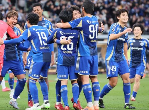November 22, 2025, Tokyo, Japan - FC Machida Zelvia team members celebrate as the team won the Emperor s Cup Japan Football Championship at Japan s national stadium in Tokyo on Saturday, November 22, 2025. FC Machida Zelvia defeated Vissel Kobe in the final 3-1 and cliched the first victory of the championship. (photo by Yoshio Tsunoda AFLO) Noxthirdxpartyxsales  aflo_311184301
